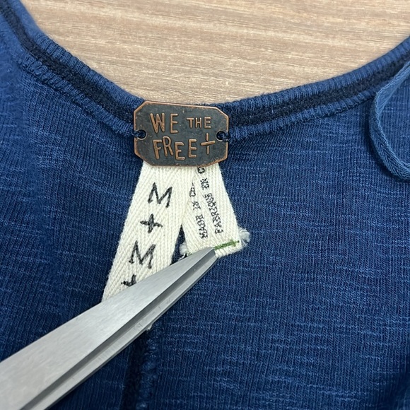 We The Free Free People Ribbed Navy Blue Tate Keyhole Long Sleeve Tee Medium - Picture 7 of 8